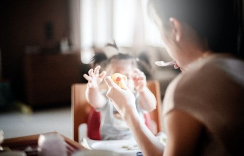 食事中に投げるのはなぜ？